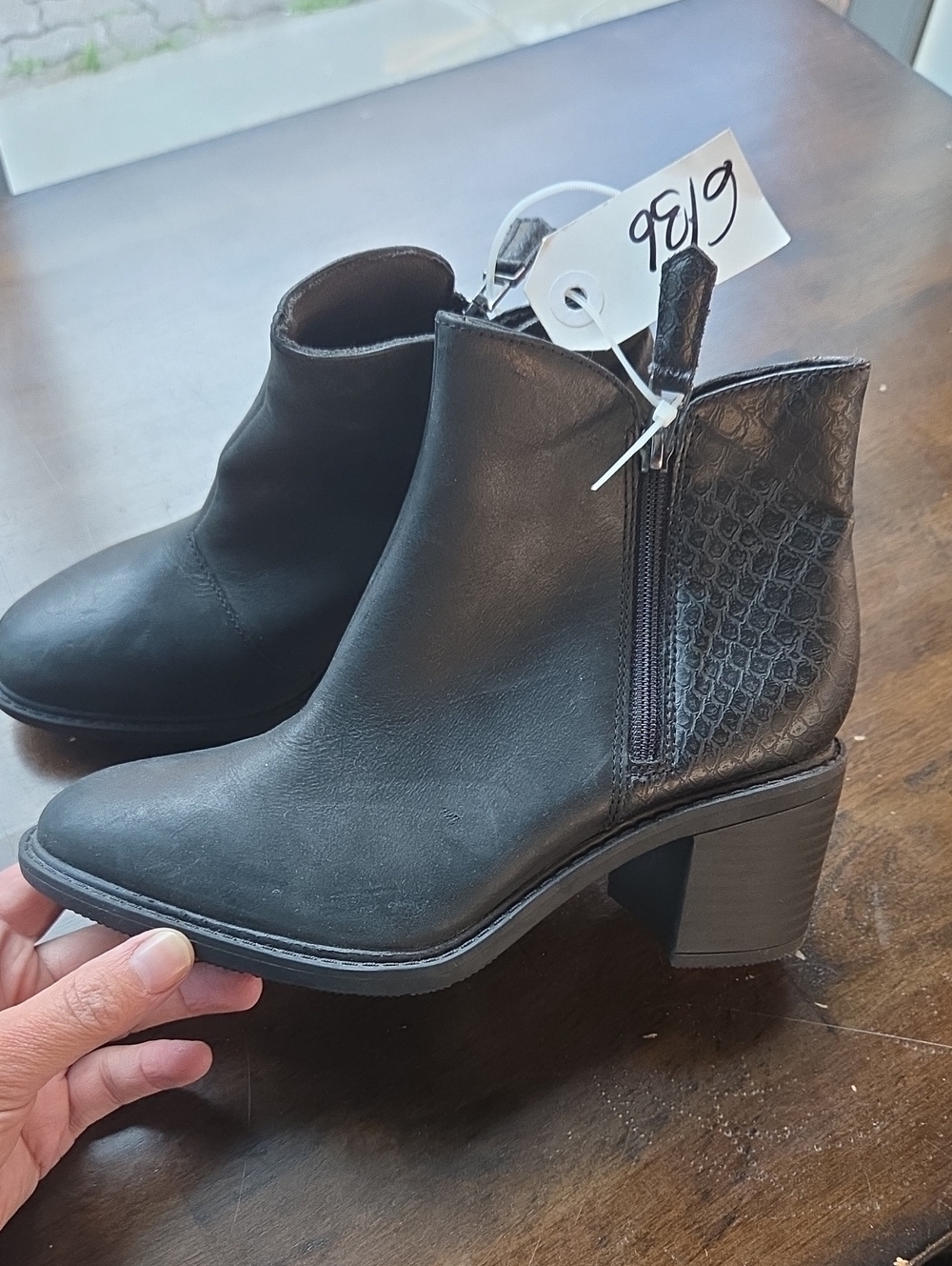 Clarks Size 6 Women’s Black Leather Ankle Lined Bootie with Textured Heel